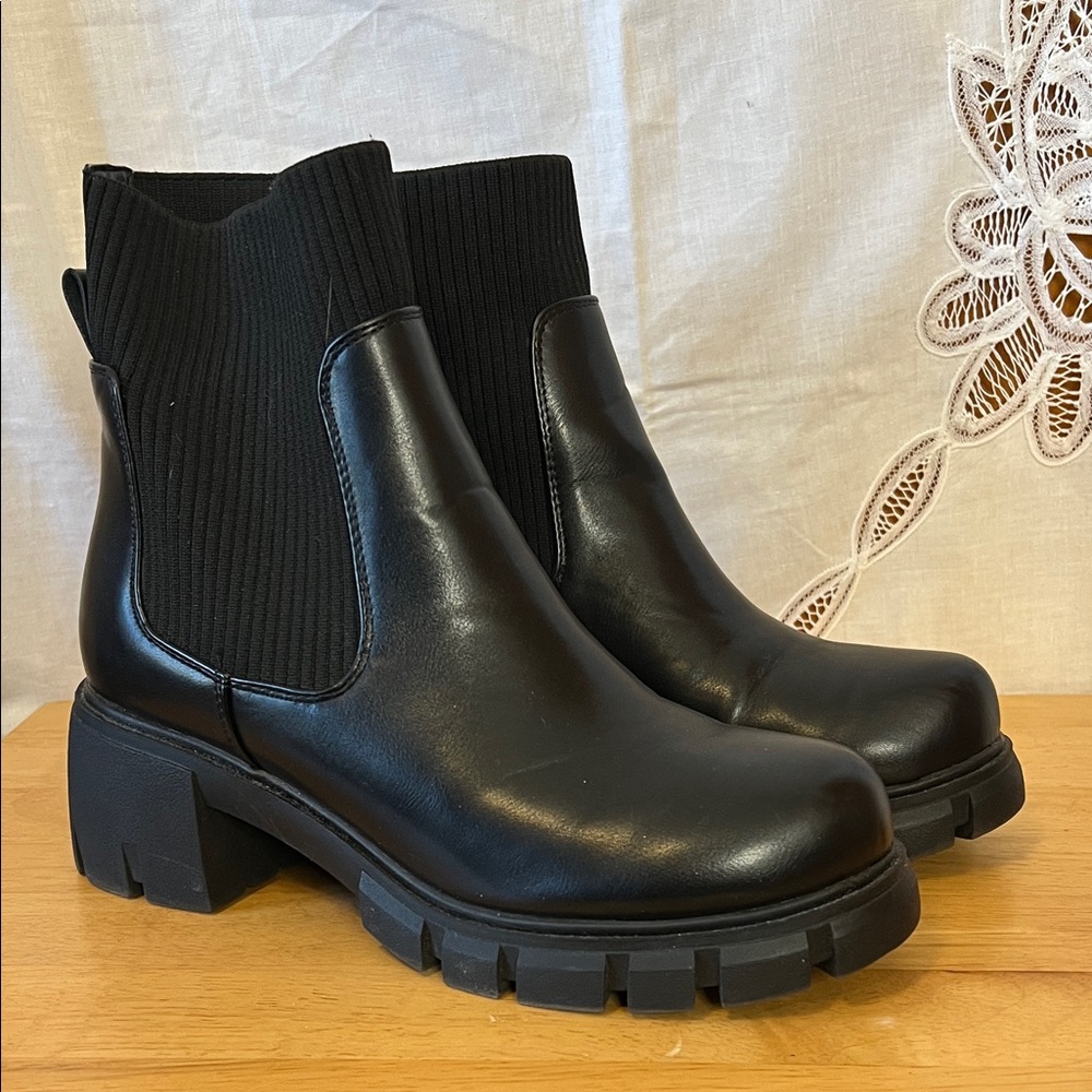 Soda Black Heeled Chelsea Boots 10W LN